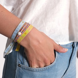 happymaker - Boho Armband, Surferarmband für Frauen, Segeltauband bunt mit echter Süsswasserperle, zwei Schiebeknoten in pink neon, größenverstellbar, wasserfest und handmade