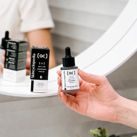 Skincyclopedia - Activated carbon serum with 5% AHA & PHA, exfoliating face serum, improves skin complexion, chemical exfoliation for your face, highly effective facial care (1 x 30 ml)