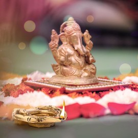 Traditional Brass Hand Diya for Puja Essential Pooja Article for Aarti Arti Deepak Deepam for Home Temple Décor Accessory Gifts (Hand Diya)