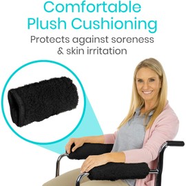 Vive Funda para reposabrazos de silla de ruedas (par) – Almohadilla de espuma viscoelástica de piel de oveja para oficina y silla de transporte – Accesorios de cojín de apoyo suave para reposabrazos acolchado, niños, adultos – Acolchado cómodo alivio de p