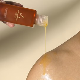 Aromatherapy Associates Bath and Shower Oil, Luxury Spa, Natural Bath, Bath Oil, Vegan, Cruelty Free, Environment Friendly (250 ml (Pack of 1), Muscle Shower Oil)