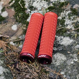 Funn Holeshot Manopole per Mountain Bike con Chiusura Singola, Diametro Interno di 22 mm, Manopole per Manubrio da Bici Resistenti alle Estremità Indurite (Rosso)