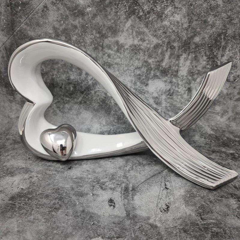 Wunderschöne Skulptur Dekofigur Herz aus Keramik weiß/silber mit Struktur Höhe