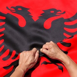 Anley Bandera de Albania de 3 capas de doble cara a prueba de rasgaduras de 3 x 5 pies, color vivo, cabecera de lona y resistente a las arrugas, las banderas nacionales albanesas más fuertes y