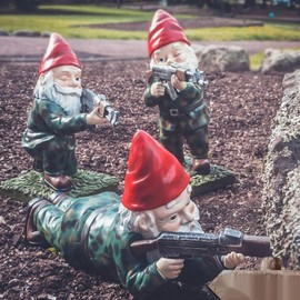 Garden Gnomes with Guns, 5.9in Garden Gnomes Outdoor, Military Gnome with Gun, Gnome Decorations for Yard, Indoor Outdoor Halloween Christmas Thanksgiving Gifts (3red)
