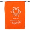 Bunting, flags & batiks regenbogenfarbenes chakra symbol und mantra bestätigungs