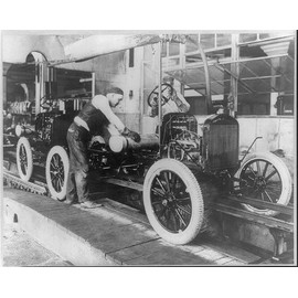 HistoricalFindings Photo: Workers,Ford Motor Company,Assembly line,Detroit,c1910