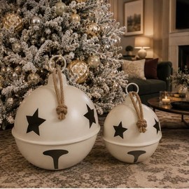 Artego Cascabeles navideños Gigantes Set 2 Piezas Metal Pie de árbol Centro de Mesa decoración Navidad Huge Christmas Jingle Bells (Blanco - Bow)