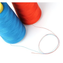 AK Trading Paquete de 4 conos de hilo de coser multiusos blancos (6000 yardas cada uno) de carretes de hilo de poliéster de alta resistencia para coser, acolchar, máquinas de serjería, overlock, merrow y bordado a mano