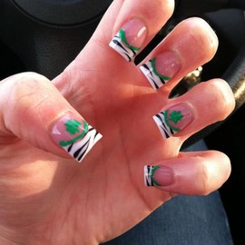 24Pcs St. Patrick's Day Fake Nails Short Square Zebra French Tip Press on Nails Four Leaf Clover Acrylic Nails Shamrocks Design Lucky Clover Full Cover False Nails Stick on Nails for Women Girls