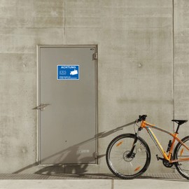 Strobo Achtung Dieses Objekt ist Alarm und Videogesichert Sign, 20 x 30 cm, Made From Sturdy PVC Hard Foam Board, 3 mm, ‘This Area Is Under Video Surveillance’ Sign With UV Protection, Pack Of 5