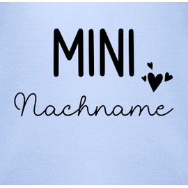 Geschenk mit Namen personalisiert by Shirtracer - Body Boy Girl - Mini Last Name | Pregnancy Announcement Gift Birth Baby, 3 baby blue