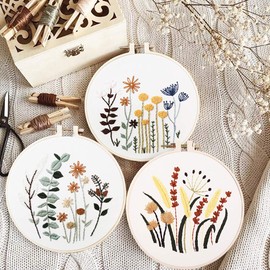 YINVA Beginner Embroidery Set, Floral Pattern, Plants, Cross Stitch Kit, Starter Tools Kit with 3 Pieces, Plastic Embroidery Hoops, Coloured Threads and Tools, for DIY Art, Crafts, Sewing