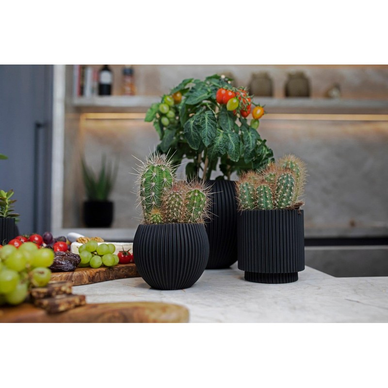 Capi Europe - Flower Pot Ball Groove Black & Gold