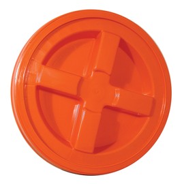 Tapa de sellado Gamma – Convierte tu cubo de utilidad estándar en un recipiente de almacenamiento hermético – Se adapta a cubos de 3.5, 5, 6 y 7 galones – Naranja