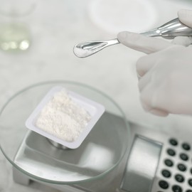 Saysurey 300 Pcs Weigh Boats Small 7 ml Plastic Disposable Trays for Scale Plastic Square Weighing Mini Pour Boat Tray Powder Weight, Epoxy, Food Samples