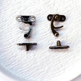 FANGHUIER Vintage Latch Box Clasp with Turn Button Lock, Zinc Alloy, 2 Pcs, 32x28mm, for Storage Boxes, Cabinets, Doors (Bronze)