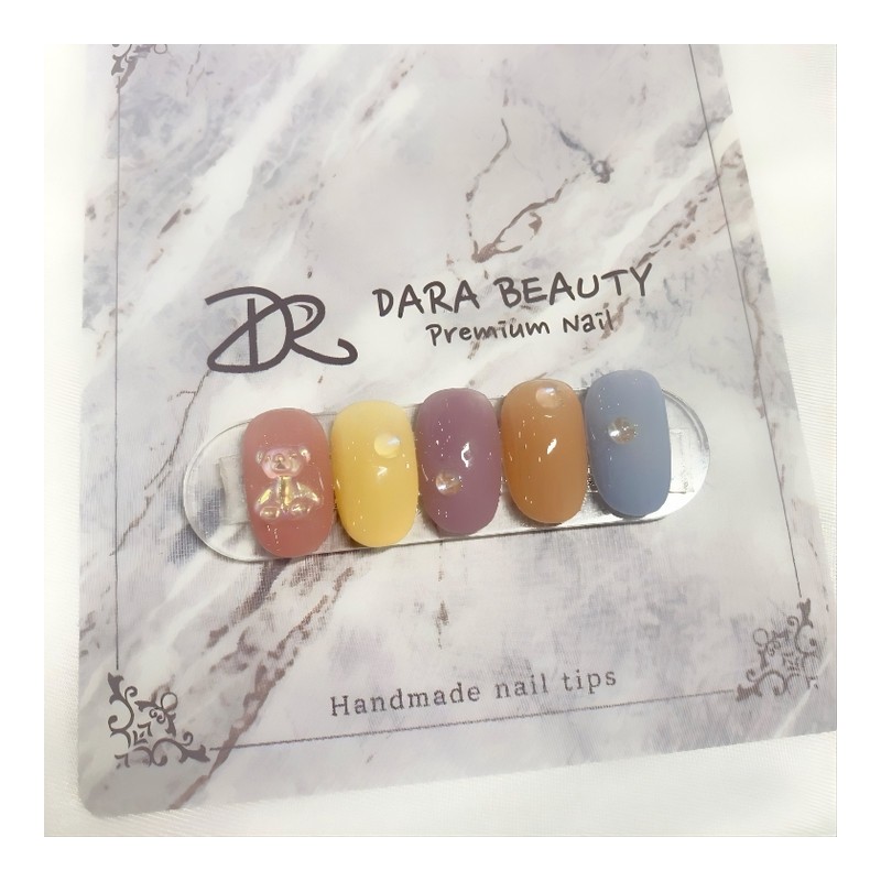 Dara Beauty April Art of the MonthWinnie Glass Egg Nail❣