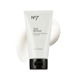 No7 Microdermabrasion Total Renewal Face Scrub – Exfoliante facial y corrector de manchas oscuras para piel sensible – Ayuda a reducir la apariencia d
