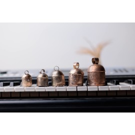 Limbad 1.5インチ10ピースミニ素朴なヴィンテージ鉄錫金属クリスマスオーナメントジングルベル工芸品、小さなカウベルハンドリングチャイム、ゴールドシリンダーベル、クリエイティブハンドメイドアートベル