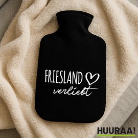 Huuraa Wärmflasche Friesland verliebt Geschenk 1,8 Liter Black Classic Veloursbezug Friesland Präsent