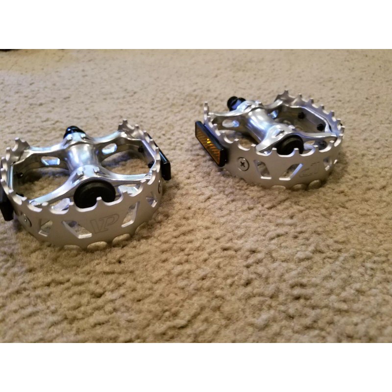 Unbranded 2 NEW BEAR CLAW STYLE BICYCLE PEDALS WITH REFLECTORS