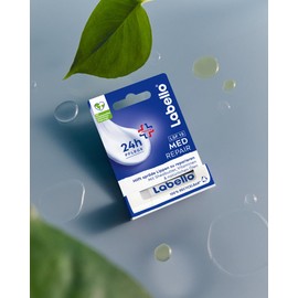 Labello Med Repair Lippenpflegestift, mineralölfreie Lippenpflege mit LSF 15 und Vitamin E für spröde Lippen, Lippenbalsam mit Sheabutter und natürlichen Ölen (4,8 g)