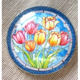 GLASS DOME PICTURE BUTTON -- STAINED GLASS PRETTY COLORFUL TULIPS BUTTON -- 30mm