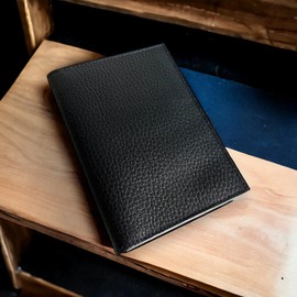 PERRÉ Porta pasaporte Bifold en Piel Genuina. Puede ser personalizado con grabado. Fina funda protector pasaporte y visa (Negro)