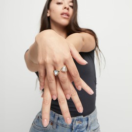 UNOde50 Ring mit zwei mehrfarbigen Kristallen, dreieckige Form, Größe 58, 18 Karat vergoldet, handgefertigter Schmuck