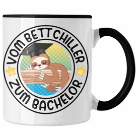Trendation - Vom Bett Chiller zum Bachelor Tasse Geschenk Prüfung Bestanden Graduation Lustiger Spruch Bachelor Geschenkidee (Schwarz)