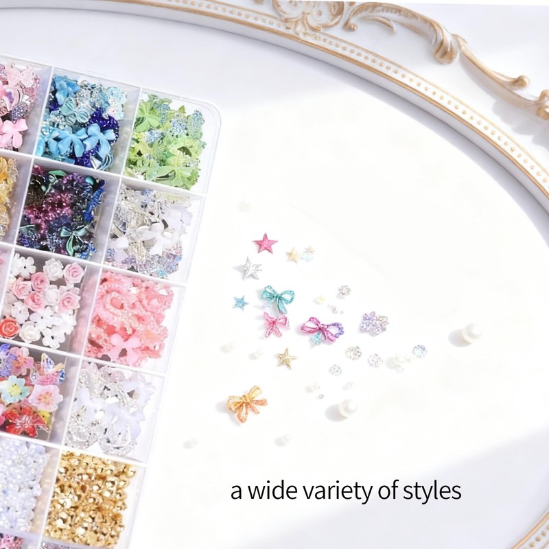 Oltre 4000 pezzi di charm per unghie e strass in