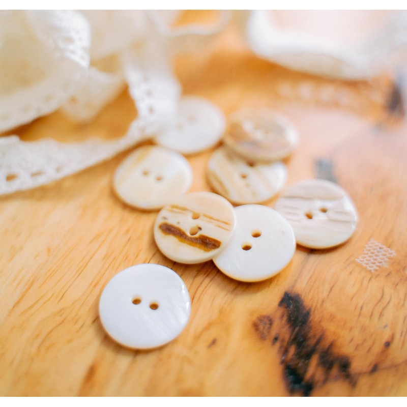 BOTIBOTON 50pcs Mother of Pearl Buttons, White Buttons for Sewing,