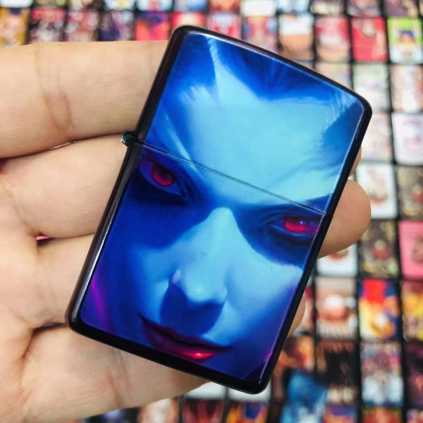 Encendedor de metal con tapa abatible de estilo antiguo con