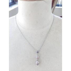 Halskette aus Edelstahl für Damen mit rosafarbenen Anhängern aus türkisfarbenen Perlen und silbernen Messingperlen