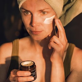 JUNGLÜCK Deep Hydration Mask, Face Mask for Dry and Sensitive Skin, Soothes and Strengthens the Skin Barrier with Organic Chamomile Extract