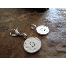 ◦•●◉✿ O BUCHSTABE GEHÄMMERTER ANHÄNGER KETTENANHÄNGER CHARM ✿◉●•◦ toller Kettenanhänger/Charm/Armband Anhänger mit Buchstabe R, Alphabet, gestempelt, geschwärzt