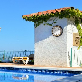 Outdoor Clock for Patio Large Waterproof with Thermometer & Hygrometer Combo, 18 in Metal Outdoor Wall Clocks for Pool, Silent Battery Operated Decorative Retro Clock for Living Room/Bathroom