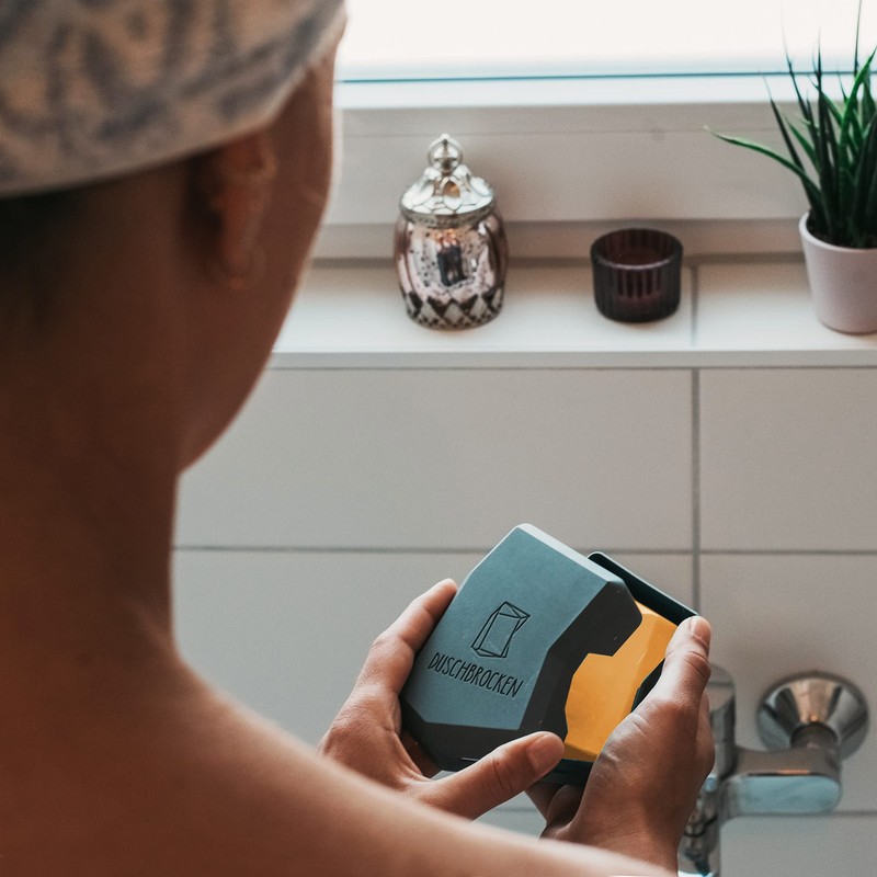 Shower Chunks 2-in-1: Solid shampoo and shower gel in one.