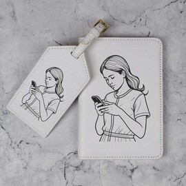 Azeeda 'Woman Using A Smartphone' Passport Cover & Luggage Tag Travel Set (PA00027267)