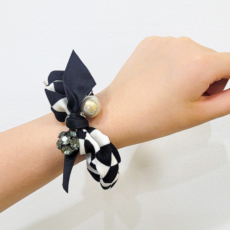 Checkerboard check pearl scrunchie / 바둑판 체크 진주 스크런치