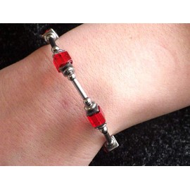 Damenarmband aus Edelstahl mit roten Glasperlen