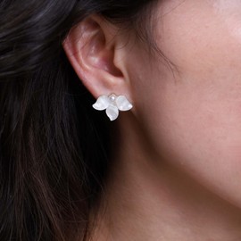 Sttiafay Vintage Pearl Flower Earrings White Acrylic Flower Earrings Resin Petal Stud Earrings Tiny Pearl Floral Earrings Jewelry for Women