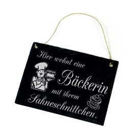 Hier wohnt eine Bäckerin mit Ihrem Sahneschnittchen Sign with German Text Slate Bakery 22 x 16 cm
