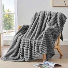 BEDELITE Fleece Throw Blanket for Couch - 300 g/m², Soft and Warm Fluffy Grey Blanket, Decorative and Giftable Striped Blankets 125 x 150 cm