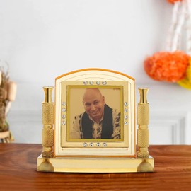 BEXCO Jai Guruji Swaroop self standing statute size 3.5 X3.5 X 1 inches with base Car Dashboard photo frame for showcase in Office Study Table, showpiece, Home Decor