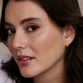 Jenosy Earrings for Women Gold Star Earrings Cute Star Hoop Earrings for Women Lightweight Cartilage Gold Earrings Hypoallergenic 18K Gold Plated Earrings Trendy Jewelry for Women Girls