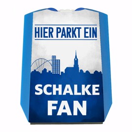 Hier parkt ein Schalke Fan Parkscheibe in Vereinsfarben mit zwei Einkaufswagenchips als Geschenk für Fußballfans die ihren Verein über alles lieben und überall verfolgen
