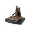Lighthouse Christian Products Llevando la Cruz (Carrying The Cross) Bronzelike