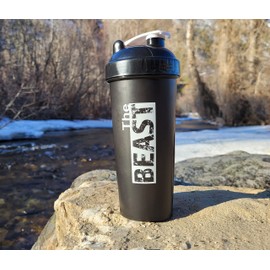 Dad Bod Nutrition THE BEAST - Botella de agua de proteínas, color negro, 28 onzas, con barra de acción batidora